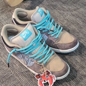 Nike SB Sneakers with Teal and Beige Accents
